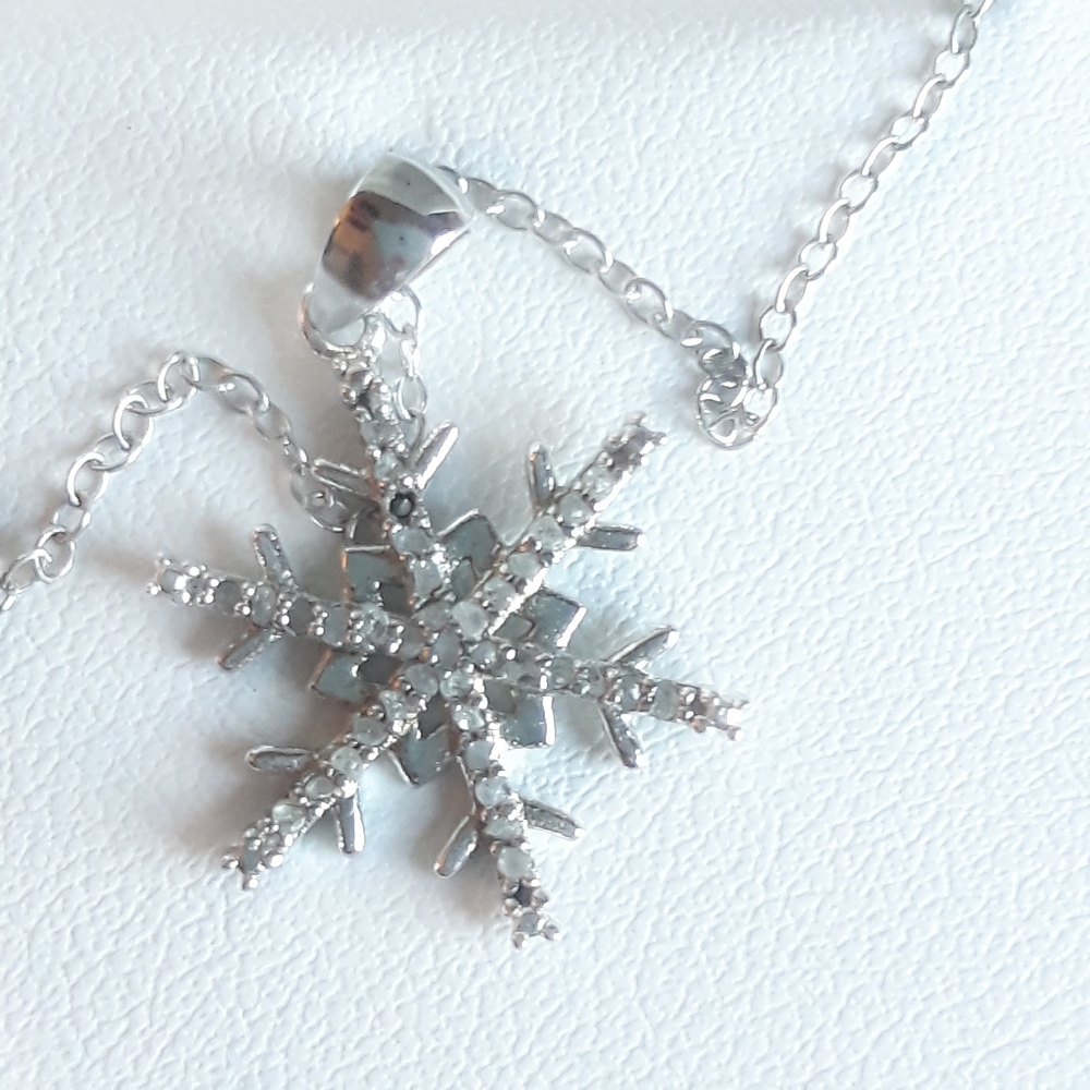 Victoria Townsend Snowflake pendant necklace